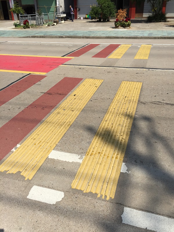 Bandas en la autopista para limitar la velocidad